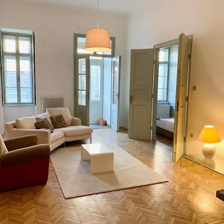 Historic Charm City-center 2 Bedroom *