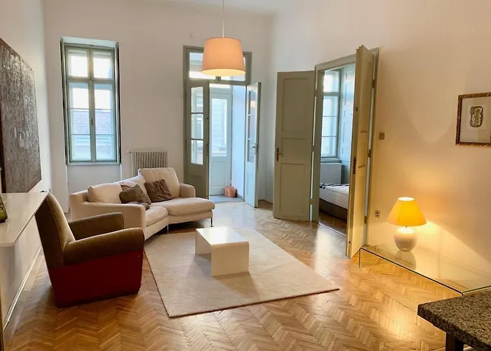 Historic Charm City-center 2 Bedroom *